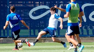 Az&oacute;n pelea por un bal&oacute;n en un entrenamiento en imagen de archivo