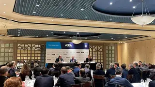 Alberto Izquierdo junto al presidente de ADEA, Fernando Rodrigo, y la periodista Eva Defior