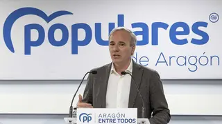 El l&iacute;der de los populares dice haber estado m&aacute;s pendiente de su acuerdo con Elena Allu&eacute; | Foto: Laura Trives
