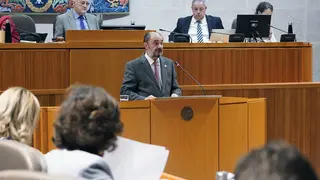 Lamb&aacute;n ha querido aprovechar sus &uacute;ltimos minutos en el hemiciclo para lanzar unos mensajes de despedida a Guill&eacute;n, Aliaga, Beamonte o P&eacute;rez Calvo