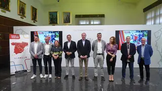 Foto de familia en el Ayuntamiento con el alcalde, Jorge Azc&oacute;n