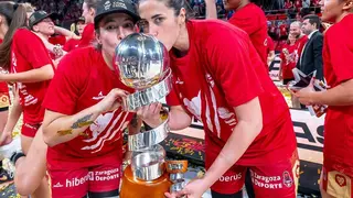 Las jugadoras besan el t&iacute;tulo de Copa de la Reina