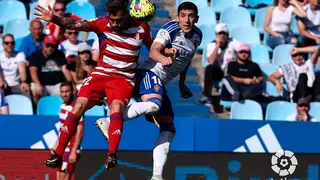 G&aacute;mez pelea por un bal&oacute;n a&eacute;reo con un jugador granadino