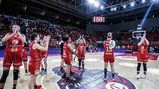 Las jugadoras aplauden a la grada en la pista del Felipe