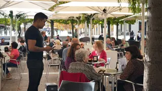 personas en una terraza
