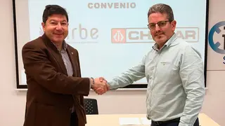 En la firma de este convenio han estado presentes el presidente de Airbe, Armando Mateos, y el gerente de Chazar, Jorge Chueca
