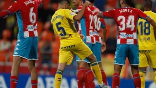 Enrique Clemente pugna con los delanteros en el Las Palmas - Lugo
