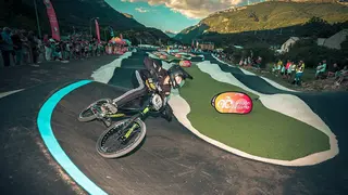 Un corredor toma una curva en un circuito de Pumptrack