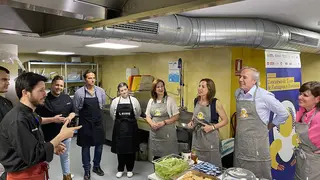 Chueca y Azc&oacute;n preparan una bechamel en la Asociaci&oacute;n de Caf&eacute;s y Bares de Zaragoza
