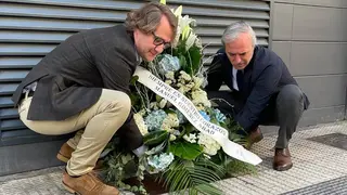 Gim&eacute;nez Larraz y Azc&oacute;n han colocado un centro floral en la placa conmemorativa del pol&iacute;tico asesinado por ETA