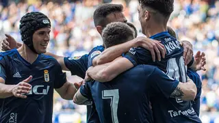 Los jugadores del Oviedo celebran el gol contra el Real Zaragoza