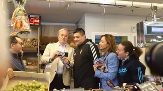 El candidato del PP al Gobierno de Arag&oacute;n, Jorge Azc&oacute;n, durante la visita a los puestos del Mercado Central