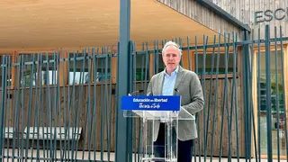 Azc&oacute;n en la puerta de una escuela infantil
