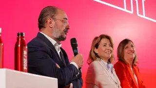 Tras atender a los medios, Lamb&aacute;n, la ministra y Ranera han participado en un acto sobre vivienda | Foto: PSOE Arag&oacute;n