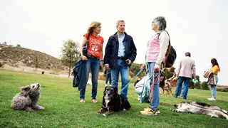 El candidato de la coalici&oacute;n Ciudadanos-T&uacute; Arag&oacute;n a la Alcald&iacute;a de Zaragoza, Daniel P&eacute;rez Calvo, en el &aacute;rea de esparcimiento canino ubicada en Parque Venecia. Fotograf&iacute;a: Ciudadanos-T&uacute; Arag&oacute;n.
