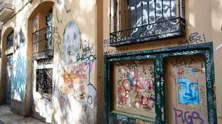 Imagen de una fachada grafiteada en el Tubo de Zaragoza