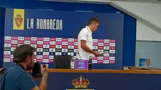 Zapater se marcha de la sala de prensa de La Romareda