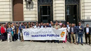 El presidente del Partido Popular de Zaragoza, Ram&oacute;n Celma, a las puertas de la DPZ, acompa&ntilde;ado de alcaldes, candidatos y concejales de municipios de la capital aragonesa
