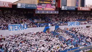 Tifo en el Fondo Norte para dar la bienvenida a Zapater al partido 