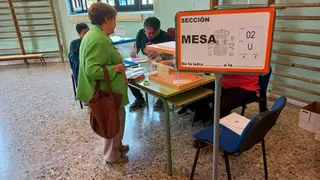 Una mujer vota en un colegio electoral, abierto desde las 9.00 horas 