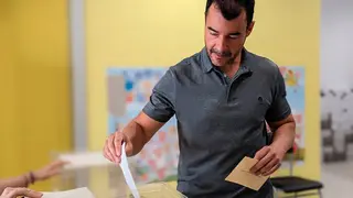 Bernal introduce su voto en la urna