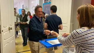 l candidato de Arag&oacute;n Existe a la Alcald&iacute;a de Zaragoza, Ra&uacute;l Burillo, ha acudido a mitad de ma&ntilde;ana al colegio Cant&iacute;n y Gamboa para ejercer su derecho a voto.