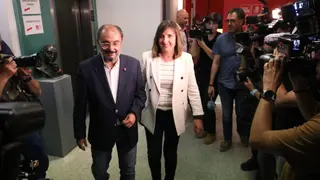 Lamb&aacute;n camina junto a Ranera en medio de los c&aacute;maras