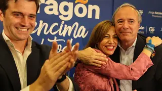 Azc&oacute;n, Celma y Chueca se abrazan tras las elecciones