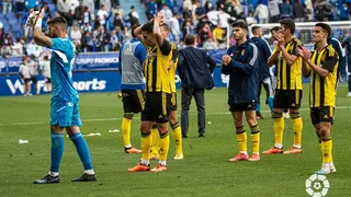 Los jugadores del Real Zaragoza aplauden a su afici&oacute;n