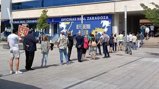 Colas de aficionados en las oficinas del Real Zaragoza