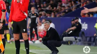 Fran Escrib&aacute; en la banda dirigiendo un partido