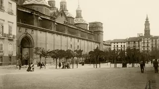 Plaza del Pilar en 1898 se ve gente y &aacute;rboles la foto es en blanco y negro