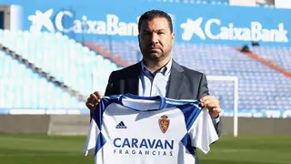 Juan Carlos Cordero posa en La Romareda sujetando la camiseta del Real Zaragoza