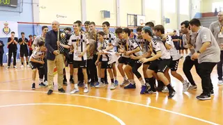 El Dominicos infantil celebrando su Nacional en el pabell&oacute;n Salduba. Fotograf&iacute;a: RFEB.