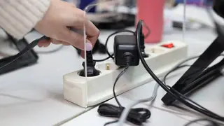 Enchufes en una regleta de luz
