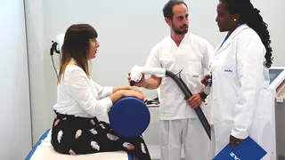 Trabajadores MAZ con un paciente