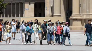 Turistas asi&aacute;ticos cerca de una de las torres valladas de la plaza del Pilar