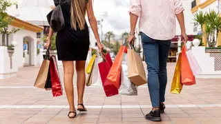 Personas con bolsas de compra