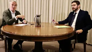Azc&oacute;n y Nolasco durante la reuni&oacute;n sentados en mesa redonda