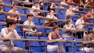 Estudiantes en sus pupitres a punto de empezar el examen