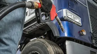 Transportista repostando combustible