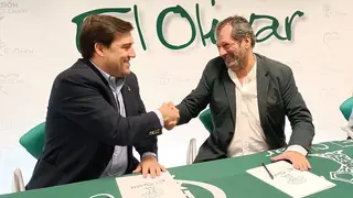 Francisco Jos&eacute; Pablo Cerezuela y Reynaldo Benito firman el acuerdo entre Casademont y El Olivar