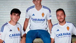 Az&oacute;n, Pau y Aguado posan con la nueva camiseta. Foto: V&iacute;deo del Real Zaragoza