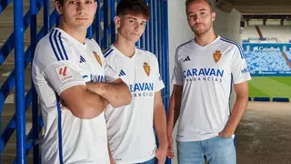 Az&oacute;n, Pau y Aguado posan con la nueva camiseta del Real Zaragoza