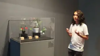 Cekouat Le&oacute;n junto a una de sus obras de origami