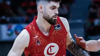 Santi Yusta con la camiseta de Casademont