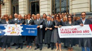 Los abogados de Zaragoza se concentran para exigir el fin de las huelgas de Justicia, convocadas desde enero