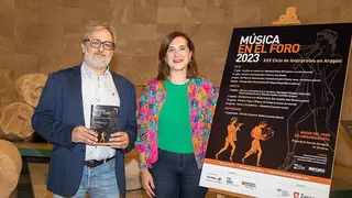 El pianista Rub&eacute;n Lorenzo y la concejal de Cultura, Sara Fern&aacute;ndez, en la presentaci&oacute;n de la XXX edici&oacute;n de M&uacute;sica en el Foro