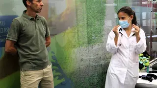 Ziganda dialoga con una sanitaria