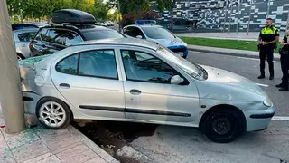 Veh&iacute;culo empotrado en una farola
